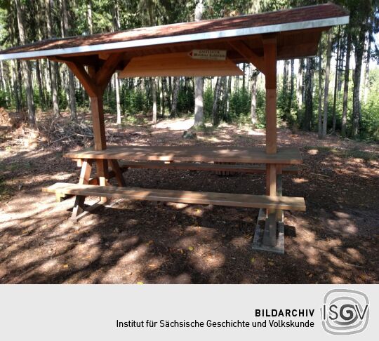 Ruhebank oberhalb des Aussichtspunktes Hoher Stein bei Böhrigen.