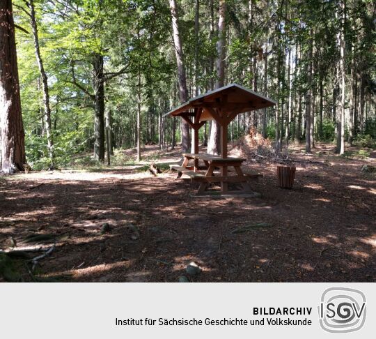 Ruhebank oberhalb des Aussichtspunktes Hoher Stein bei Böhrigen.