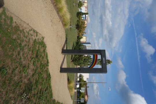 Erinnerungsmal an die pogromartigen Ereignisse im Herbst 1991 im Stadtzentrum von Hoyerswerda.