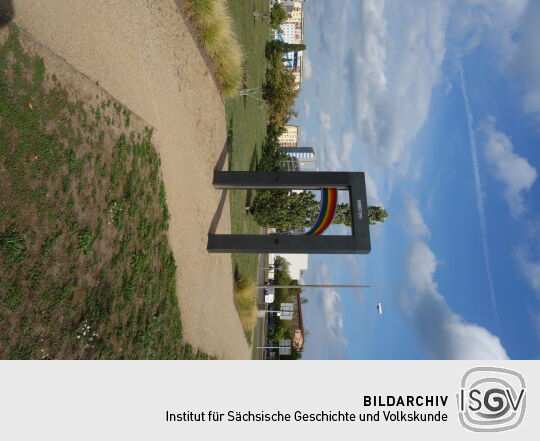 Erinnerungsmal an die pogromartigen Ereignisse im Herbst 1991 im Stadtzentrum von Hoyerswerda.