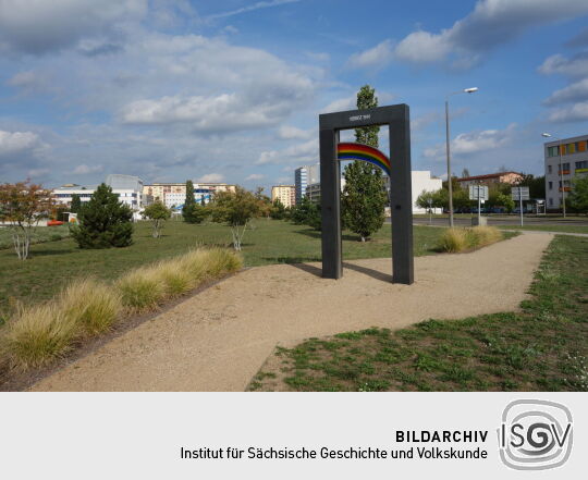 Erinnerungsmal an die pogromartigen Ereignisse im Herbst 1991 im Stadtzentrum von Hoyerswerda.