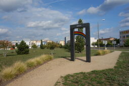 Erinnerungsmal an die pogromartigen Ereignisse im Herbst 1991 im Stadtzentrum von Hoyerswerda.