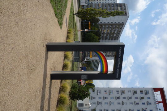 Erinnerungsmal an die pogromartigen Ereignisse im Herbst 1991 im Stadtzentrum von Hoyerswerda.