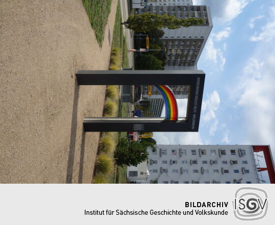 Erinnerungsmal an die pogromartigen Ereignisse im Herbst 1991 im Stadtzentrum von Hoyerswerda.