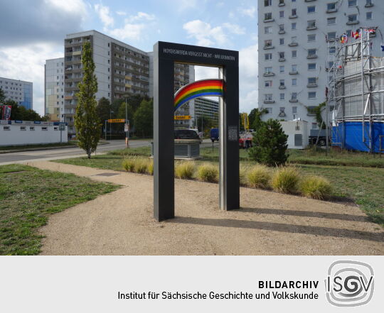 Erinnerungsmal an die pogromartigen Ereignisse im Herbst 1991 im Stadtzentrum von Hoyerswerda.