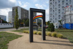 Erinnerungsmal an die pogromartigen Ereignisse im Herbst 1991 im Stadtzentrum von Hoyerswerda.