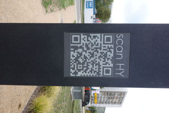 Erinnerungsmal an die pogromartigen Ereignisse im Herbst 1991 im Stadtzentrum von Hoyerswerda.