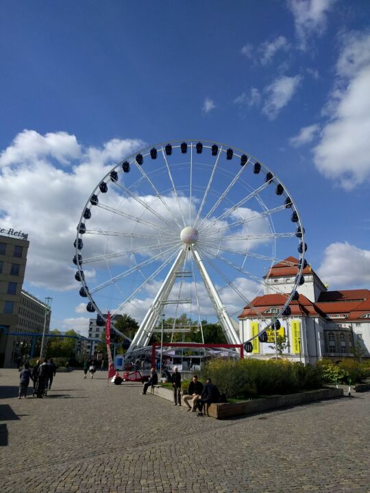 Das Riesenrad Wheel of Vision auf dem Postplatz in Dresden.