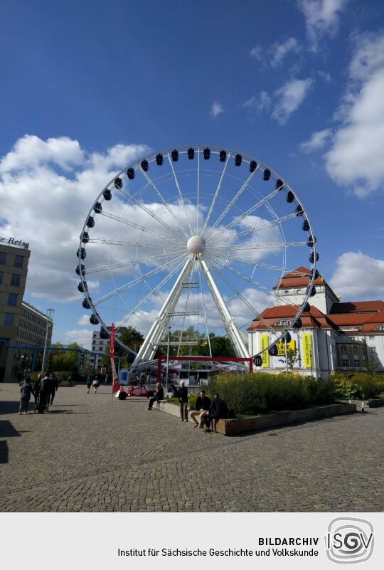 Das Riesenrad Wheel of Vision auf dem Postplatz in Dresden.