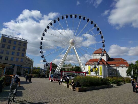 Das Riesenrad Wheel of Vision auf dem Postplatz in Dresden.