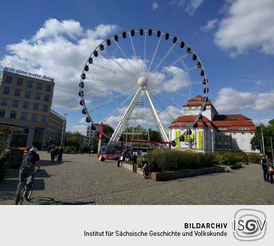 Das Riesenrad Wheel of Vision auf dem Postplatz in Dresden.