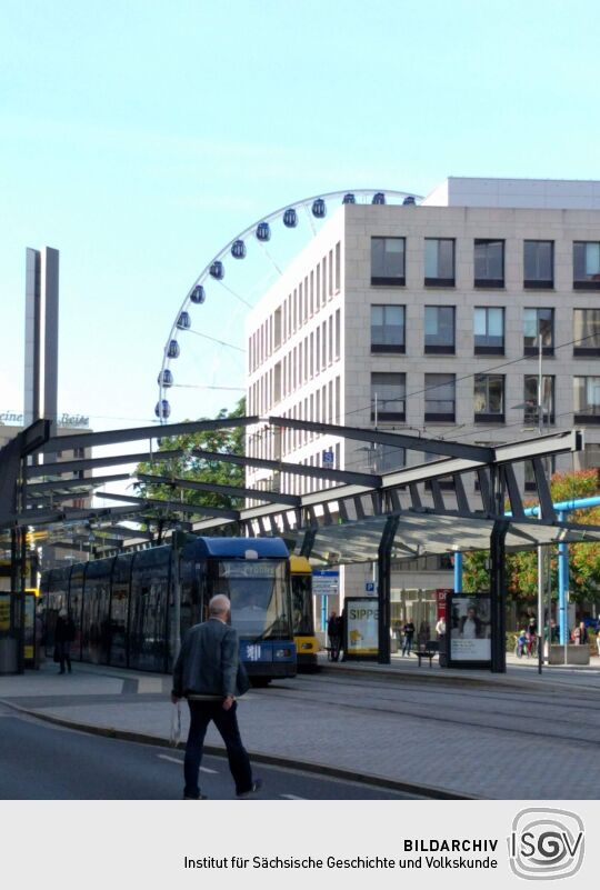 Das Riesenrad Wheel of Vision auf dem Postplatz in Dresden.