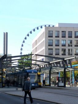 Das Riesenrad Wheel of Vision auf dem Postplatz in Dresden.