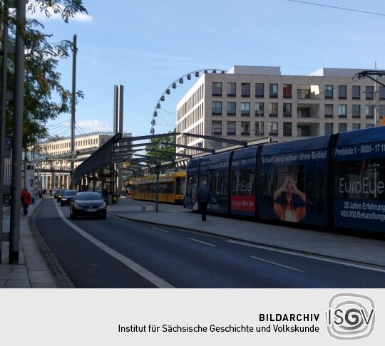 Das Riesenrad Wheel of Vision auf dem Postplatz in Dresden.