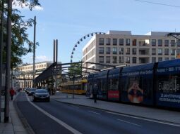 Das Riesenrad Wheel of Vision auf dem Postplatz in Dresden.