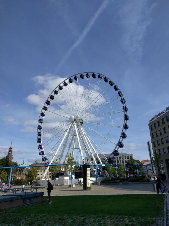 Das Riesenrad Wheel of Vision auf dem Postplatz in Dresden.