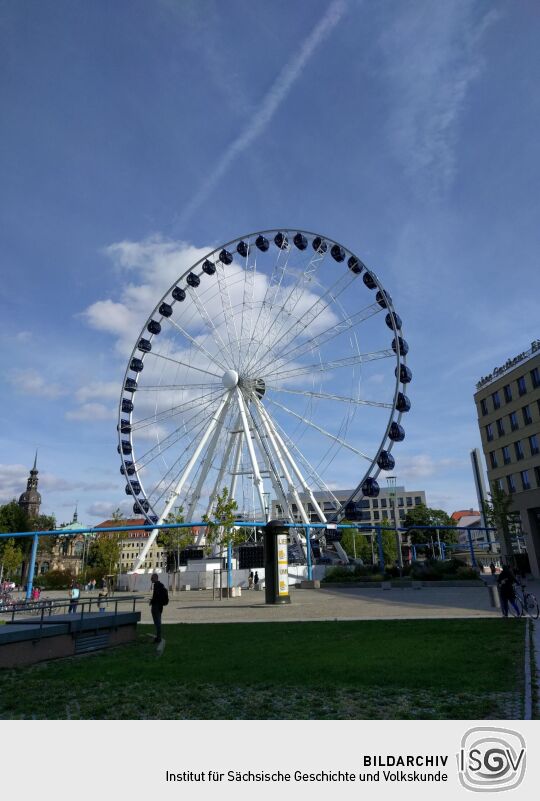 Das Riesenrad Wheel of Vision auf dem Postplatz in Dresden.