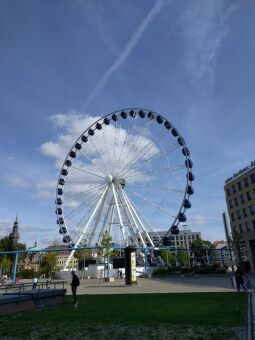 Das Riesenrad Wheel of Vision auf dem Postplatz in Dresden.