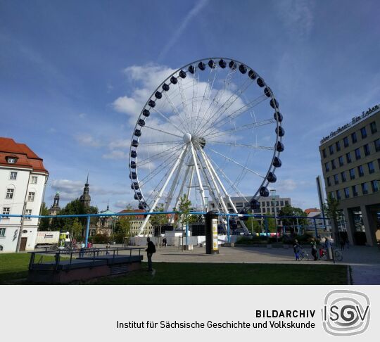 Das Riesenrad Wheel of Vision auf dem Postplatz in Dresden.