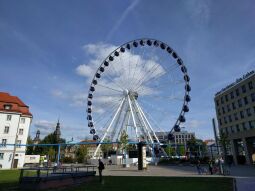 Das Riesenrad Wheel of Vision auf dem Postplatz in Dresden.