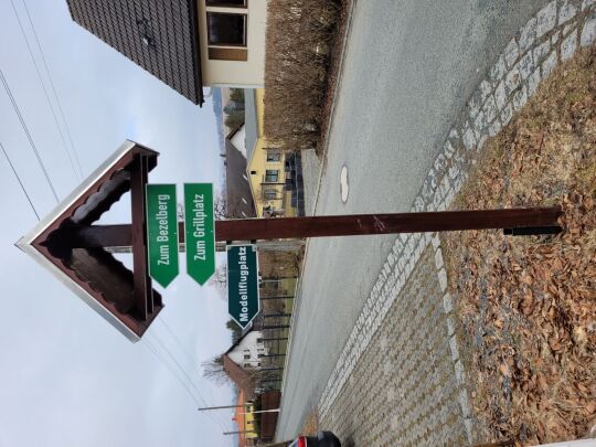 Wegweiser zum Aussichtsplateau auf dem Bezelberg in Neustadt im Vogtland.