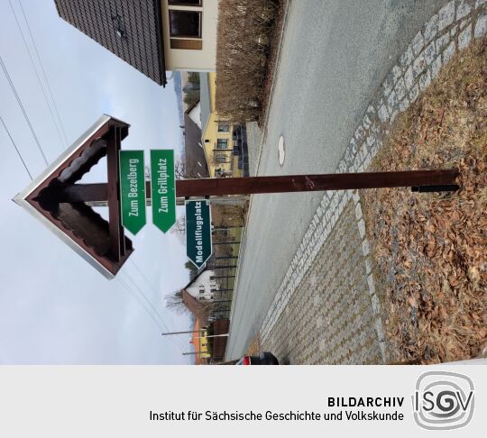 Wegweiser zum Aussichtsplateau auf dem Bezelberg in Neustadt im Vogtland.