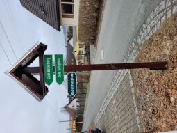Bild: Wegweiser zum Aussichtsplateau auf dem Bezelberg in Neustadt im Vogtland.