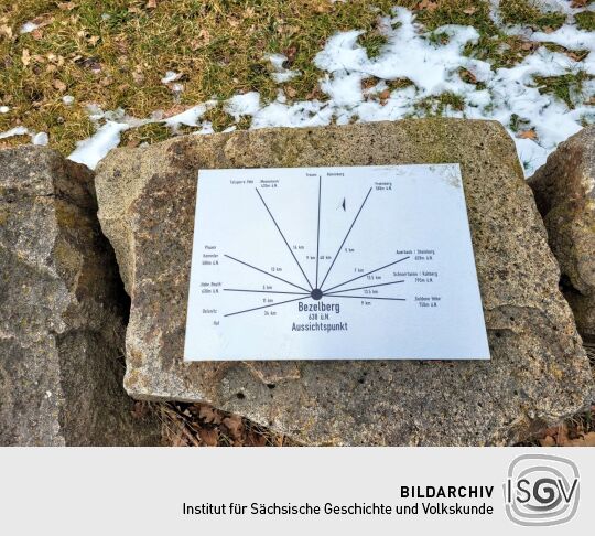 Die Orientierungsscheibe auf dem Bezelberg in Neustadt im Vogtland.