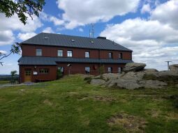 Die Baude und der Aussichtsfelsen auf dem Hirtstein bei Marienberg-Satzung.