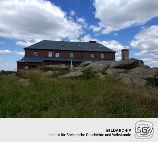 Die Baude und der Aussichtsfelsen auf dem Hirtstein bei Marienberg-Satzung.