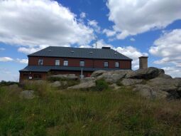Die Baude und der Aussichtsfelsen auf dem Hirtstein bei Marienberg-Satzung.