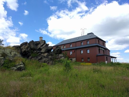 Die Baude und der Aussichtsfelsen auf dem Hirtstein bei Marienberg-Satzung.