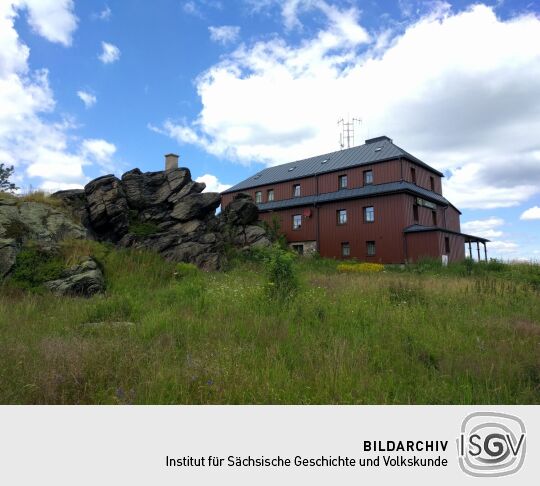 Die Baude und der Aussichtsfelsen auf dem Hirtstein bei Marienberg-Satzung.