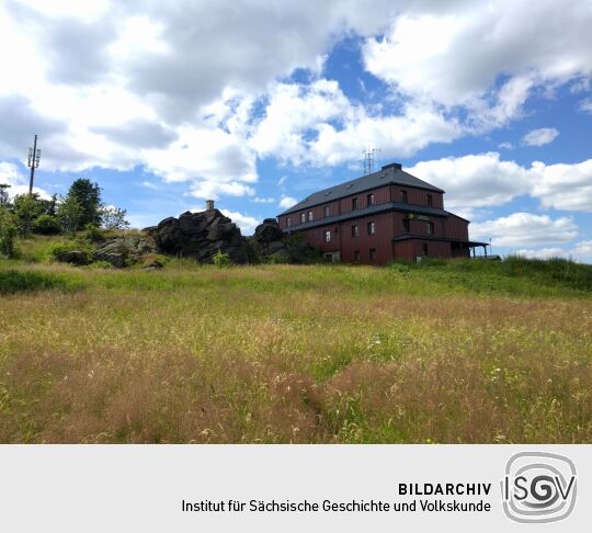 Die Baude und der Aussichtsfelsen auf dem Hirtstein bei Marienberg-Satzung.