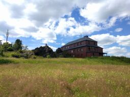 Die Baude und der Aussichtsfelsen auf dem Hirtstein bei Marienberg-Satzung.