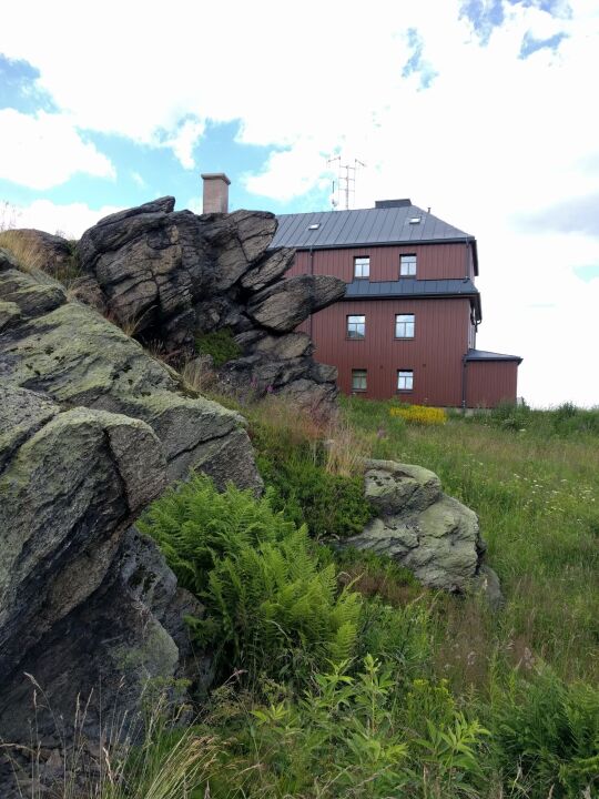Die Baude und der Aussichtsfelsen auf dem Hirtstein bei Marienberg-Satzung.