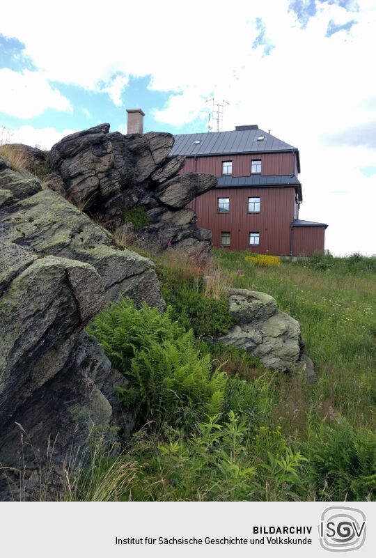 Die Baude und der Aussichtsfelsen auf dem Hirtstein bei Marienberg-Satzung.