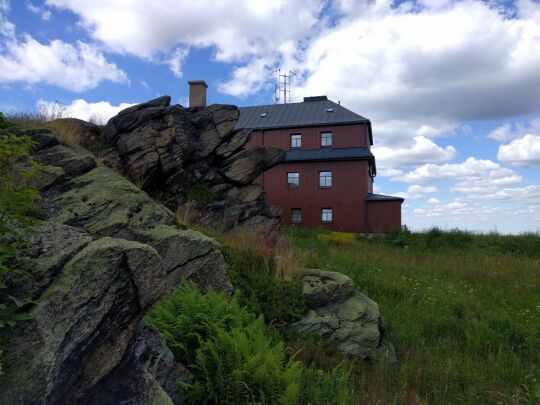 Die Baude und der Aussichtsfelsen auf dem Hirtstein bei Marienberg-Satzung.