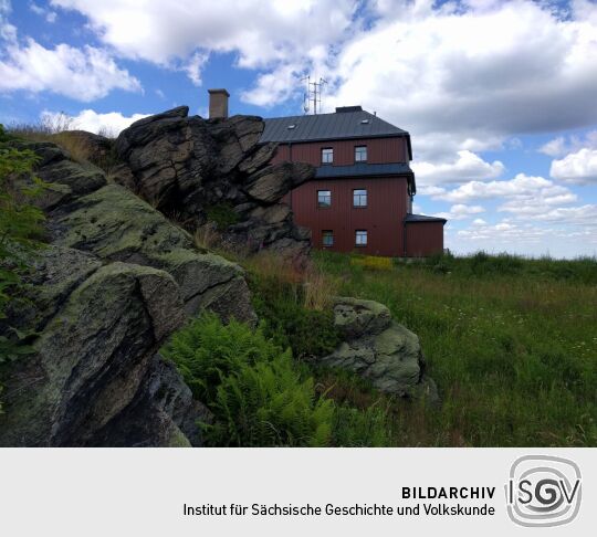 Die Baude und der Aussichtsfelsen auf dem Hirtstein bei Marienberg-Satzung.