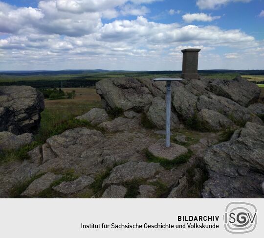 Die Orientierungsscheibe und die Vermessungssäule auf dem Hirtstein bei Marienberg-Satzung.