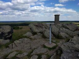 Die Orientierungsscheibe und die Vermessungssäule auf dem Hirtstein bei Marienberg-Satzung.