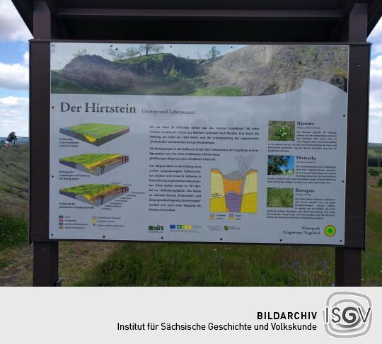 Infotafel über das Geotop Hirtstein bei Marienberg-Satzung.