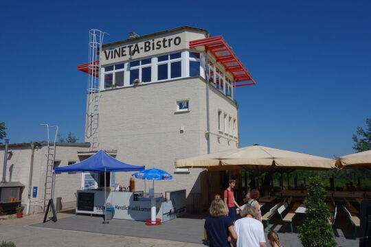 Das Vineta-Bistro im ehemaligen Dispatcherturm des Braunkohletagebaus.