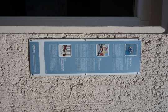 Infotafel am ehemaligen Dispatcherturm des Braunkohletagebaus.