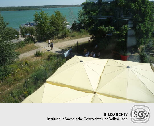 Blick aus dem Turmzimmer im ehemaligen Dispatcherturm des Braunkohletagebaus auf die heutige Anlegestelle.