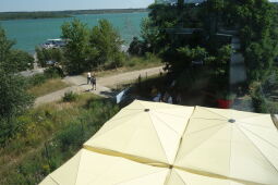 Bild: Blick aus dem Turmzimmer im ehemaligen Dispatcherturm des Braunkohletagebaus auf die heutige Anlegestelle.