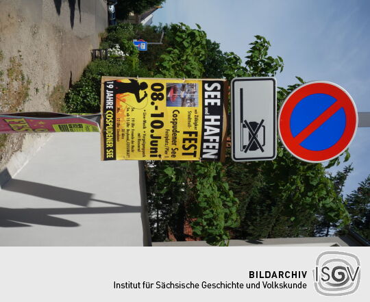 Infotafel und Verkehrszeichen in Zöbrigker am Ostufer des Cospudener Sees.