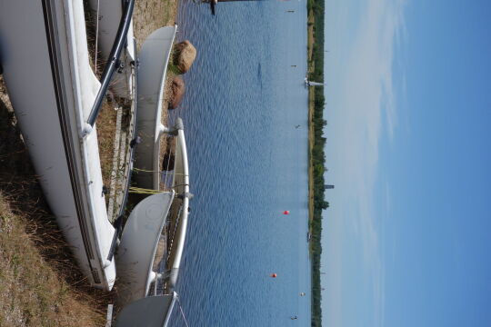 Blick vom Ostufer des Cospudener Sees zum Aussichtsturm auf der Bistumshöhe über dem Südufer.