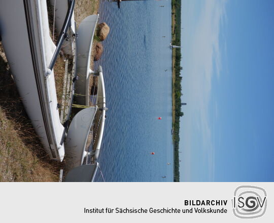 Blick vom Ostufer des Cospudener Sees zum Aussichtsturm auf der Bistumshöhe über dem Südufer.