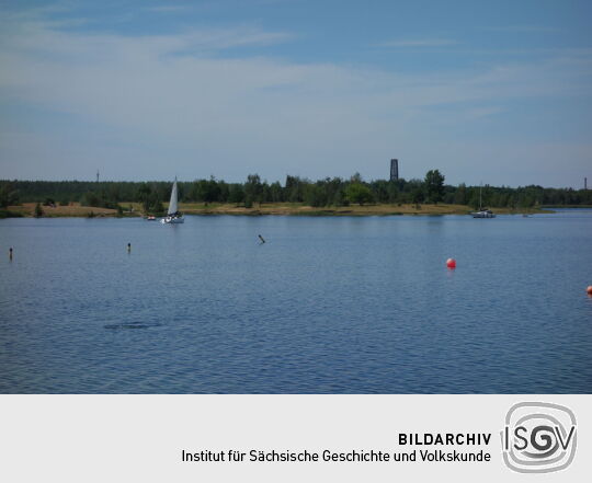 Blick vom Ostufer des Cospudener Sees zum Aussichtsturm auf der Bistumshöhe über dem Südufer.